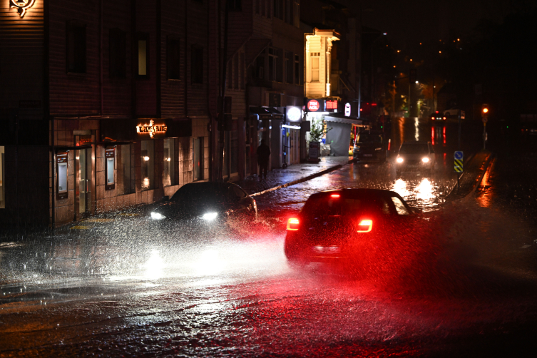 İstanbul'u sağanak vurdu: Rögarlar taştı, araçlar mahsur kaldı