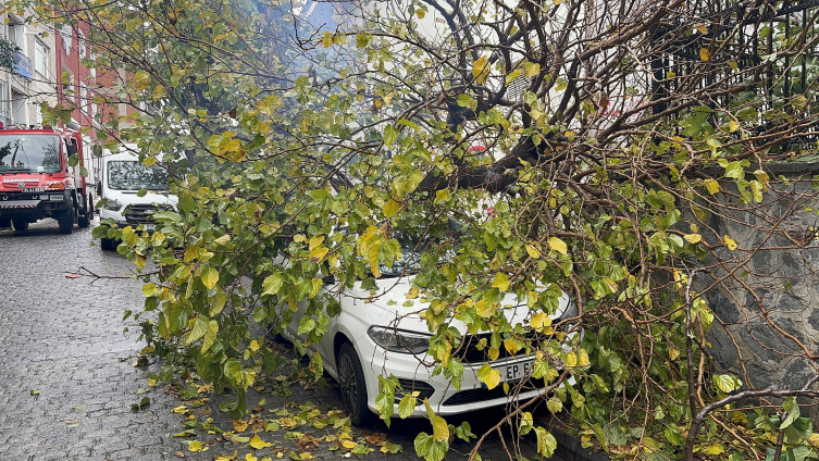 İstanbul'u sağanak vurdu: Rögarlar taştı, araçlar mahsur kaldı