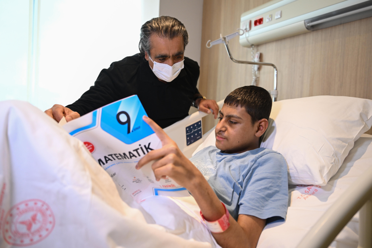 Lösemili öğrenciden hastane odasında LGS zaferi