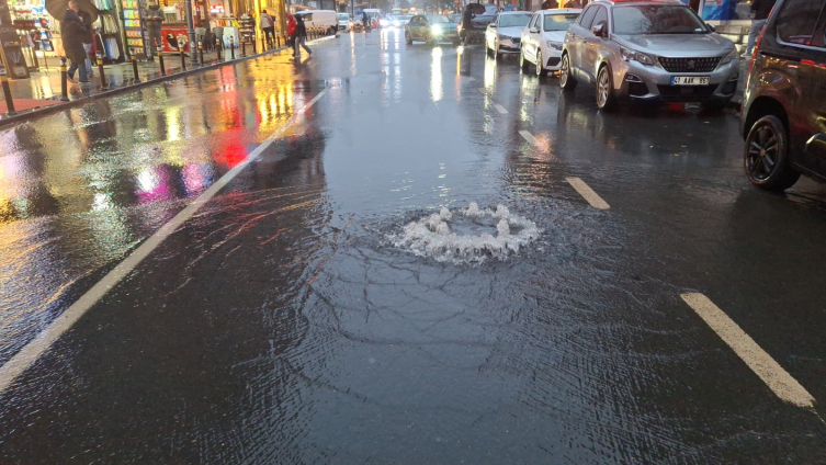 Küçükçekmece'de rögar taştı, caddeyi su bastı