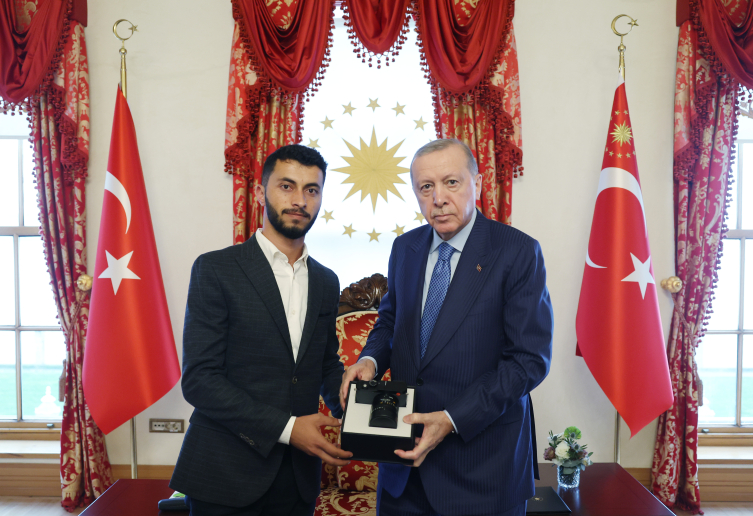 Cumhurbaşkanı Erdoğan Oscar ödüllü Filistinli yönetmen Basel Adra ile görüştü
