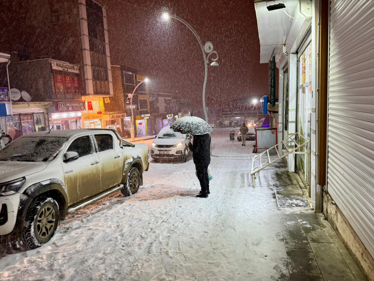 Van-Bahçesaray kara yolunda ulaşıma kar engeli