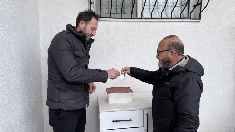 Türbedarlık geleneği "tuz" ikramıyla devam ediyor