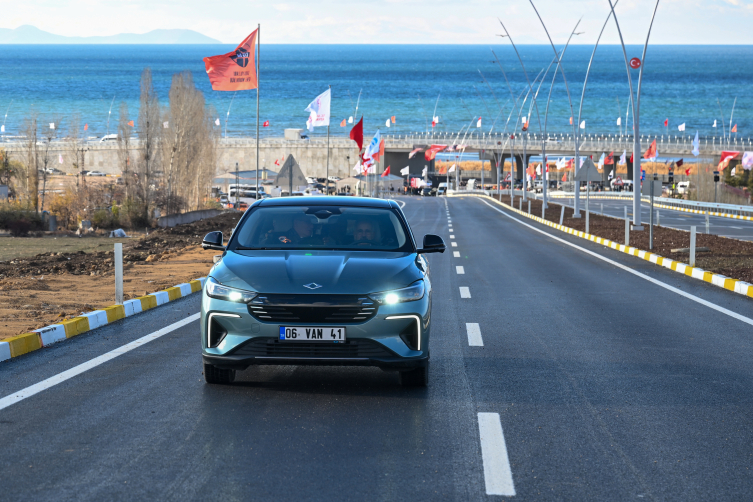 Van Çevre Yolu'nun 28 kilometrelik iki etabı açıldı