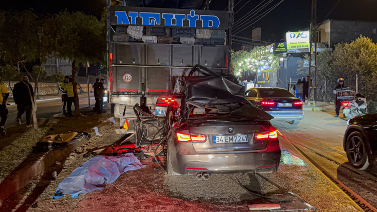 Adana'da kamyona çarpan otomobildeki 1 kişi öldü, 2 kişi yaralandı