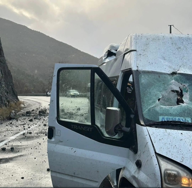 Kaya parçaları düştü, minibüsün tavanı parçalandı