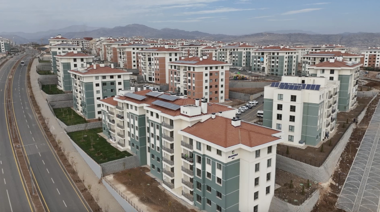 Deprem sonrası dönüşen İndere yamaç paraşütçülerinin yeni rotası oldu