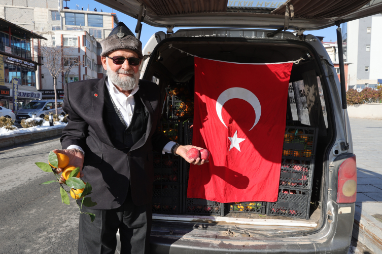 Elmacı Dededen Hakkari’deki askerlere elma ve mandalina ikramı
