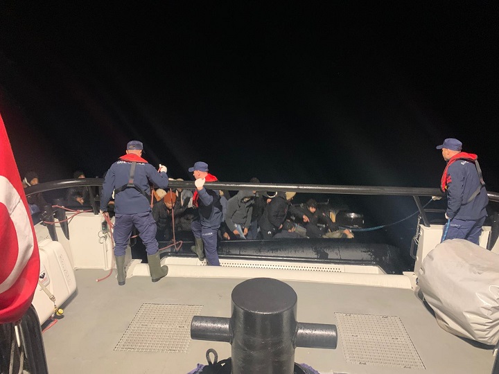 İzmir açıklarında 68 düzensiz göçmen kurtarıldı