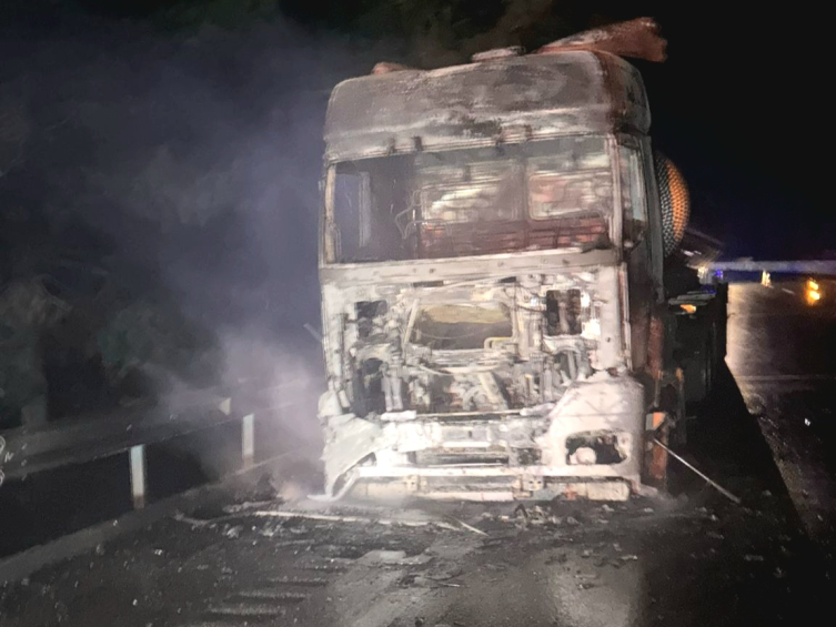 Tankerde başlayıp ormanlık alana sıçrayan yangın söndürüldü