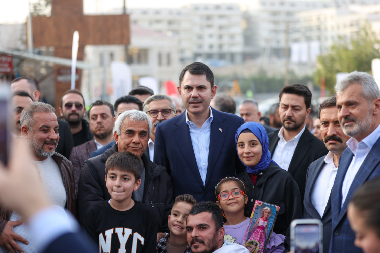 Bakan Kurum Hatay'da deprem konutlarını inceledi