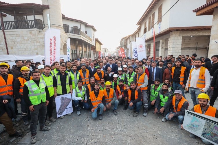Bakan Kurum Hatay'da deprem konutlarını inceledi