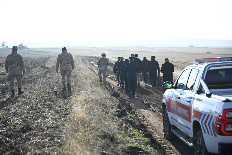 Libya heyeti jetin enkazında incelemelerde bulunuyor