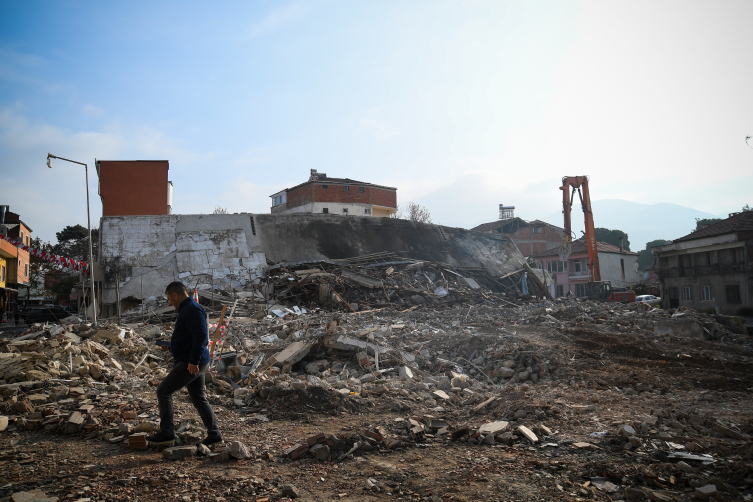 Balıkesir'de ağır hasarlı 814 bina yıkıldı