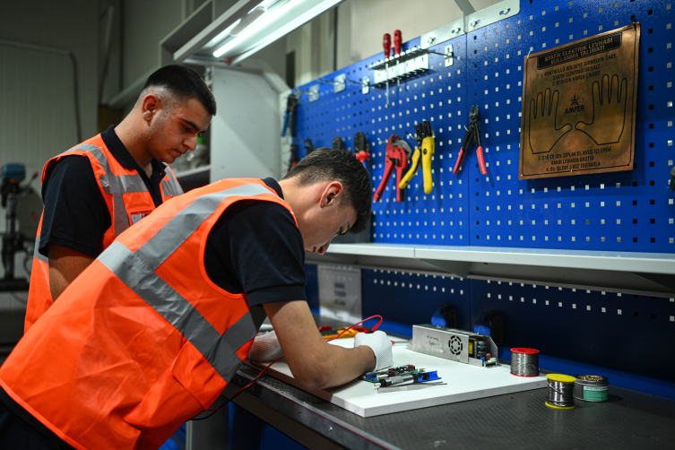 Meslek lisesi öğrencileri, MESEM'le genç yaşta meslek öğreniyor