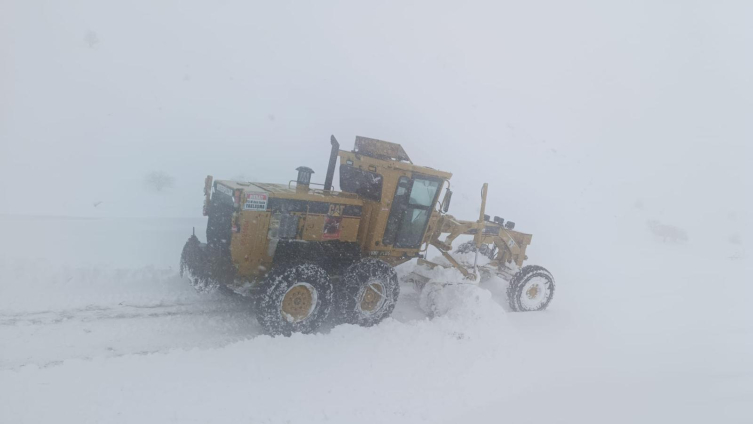 13 ilde yoğun kar: 3 bin 864 yol ulaşıma kapandı