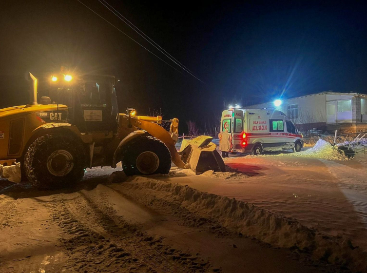 Karla kaplı yollarda hastalar hastaneye ulaştırıldı