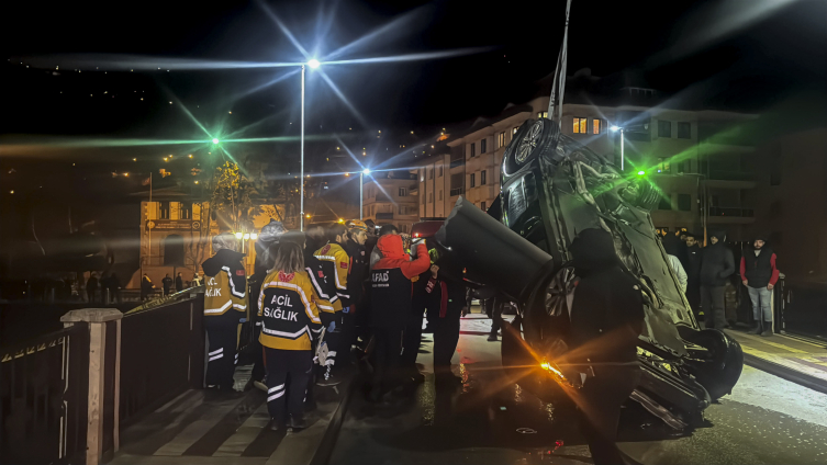 Kontrolden çıkan araç Yeşilırmak Nehri’ne düştü: 1 ölü, 1 yaralı