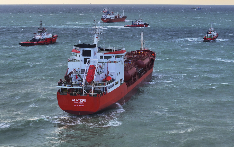 Küçükçekmece açıklarında iki tankerden acil yardım çağrısı