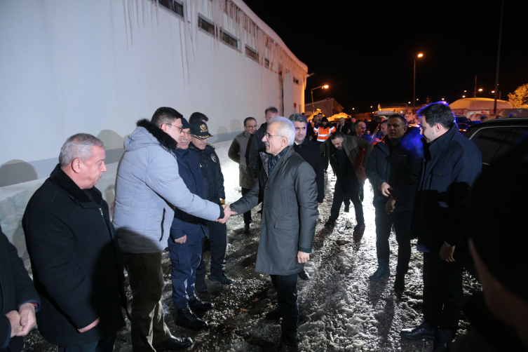 Bakan Uraloğlu: Karla mücadeledeki anlık trafiği monitörlerle takip ediyoruz