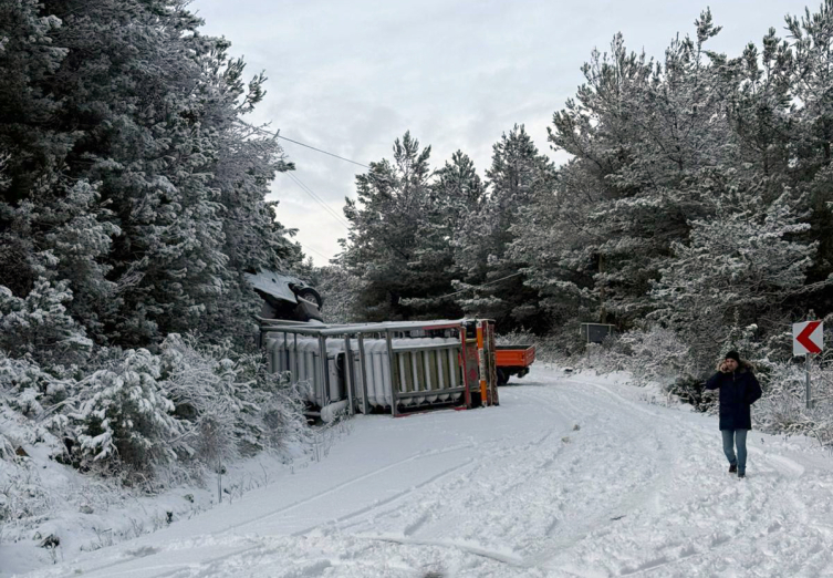 Doğal gaz tüplerinin bulunduğu tır devrildi