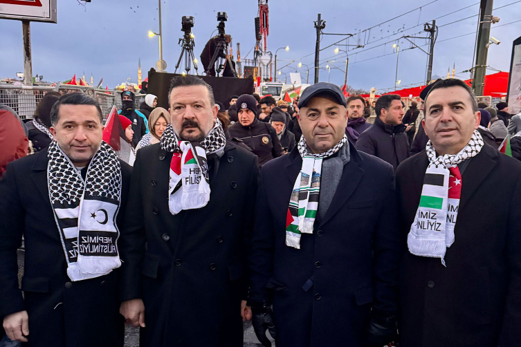 Spor camiası da Filistin’e destek için Galata Köprüsü’ndeydi