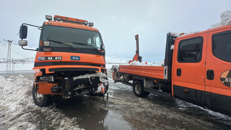 Van’da yolcu otobüsü kar küreme aracına çarptı