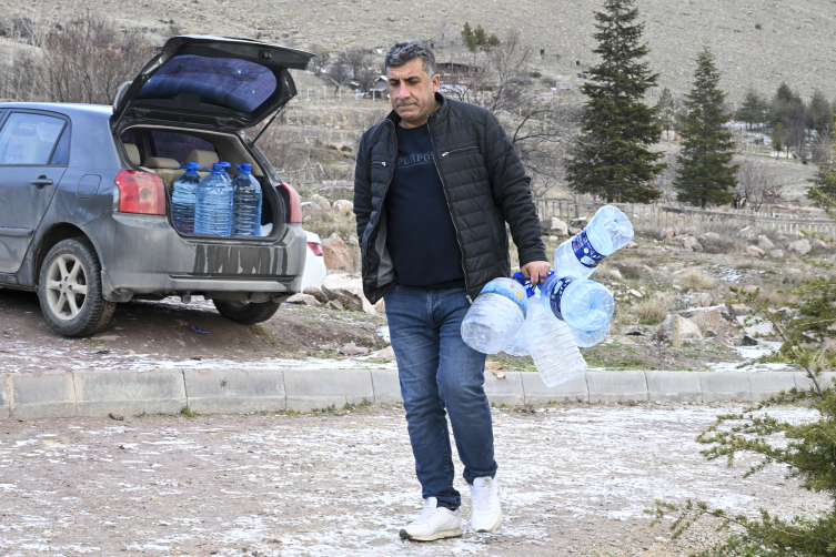 Ankara’da su kesintisinden etkilenen vatandaşlar çeşmelerden su temin ediyor
