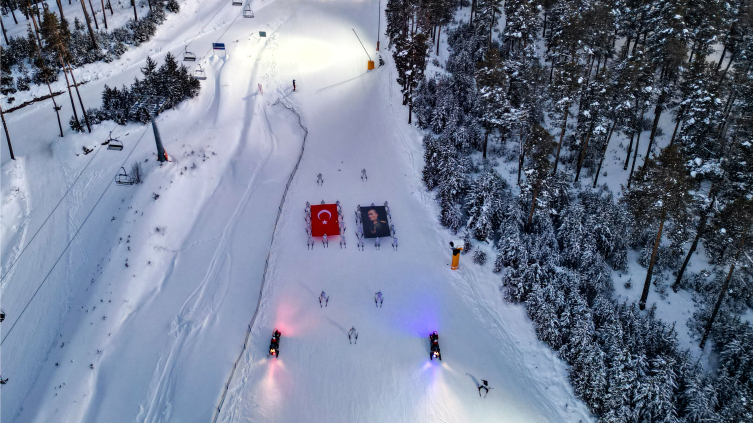 Sarıkamış şehitleri anısına JAK timleri ve komandolar meşaleli kayak gösterisi yaptı