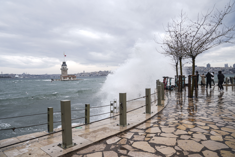Lodos İstanbul'u teslim aldı