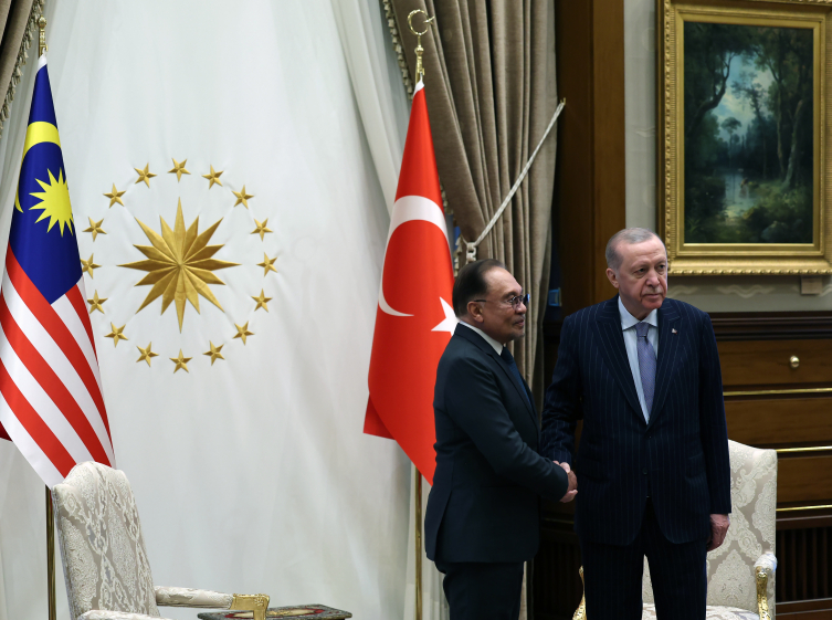 Cumhurbaşkanı Erdoğan, Malezya Başbakanı Enver ile görüştü