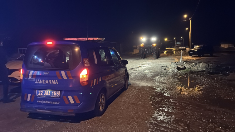 Edirne'de sağanak su baskınlarına neden oldu