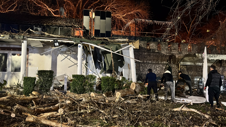 İzmir'de yağmur ve fırtına hayatı olumsuz etkiledi: Seferler iptal edildi