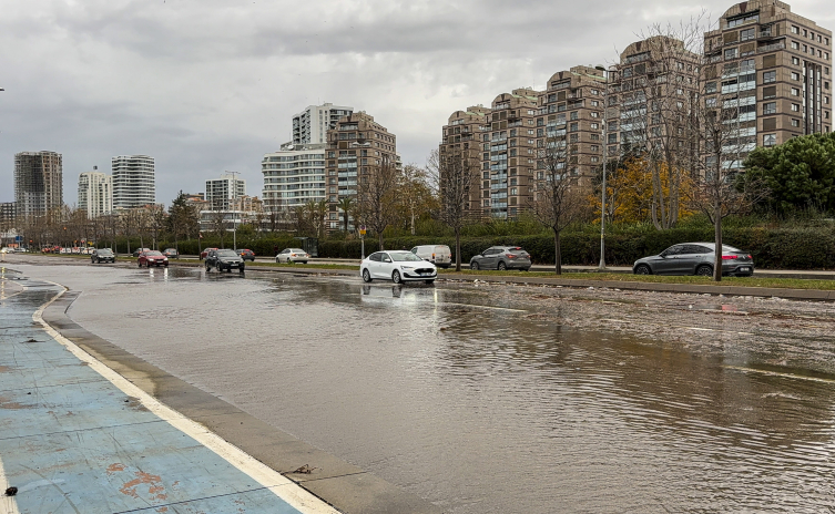 İstanbul'da fırtına etkisini sürdürüyor