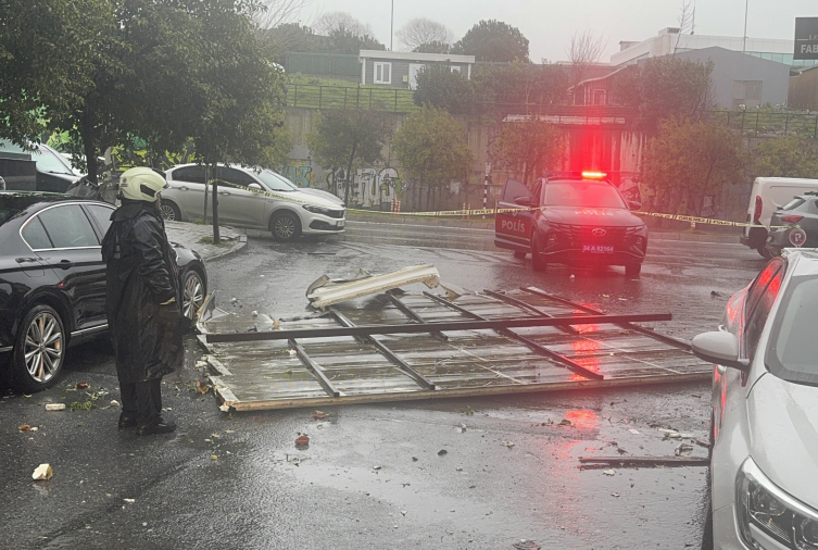 İstanbul'da fırtına etkisini sürdürüyor