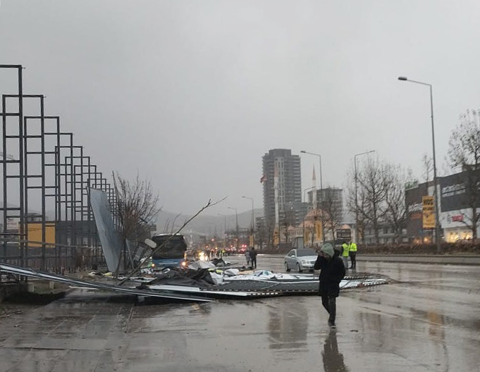 Ankara’da fırtına etkili oldu: Kiremitler savruldu, tabelalar uçtu