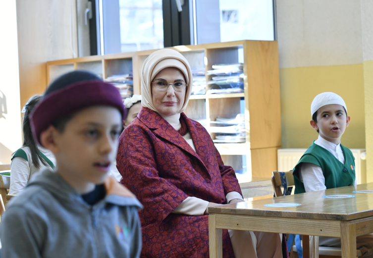 Emine Erdoğan: Sanat yaşadıkça insanlara dokundukça dünya da güzelleşir