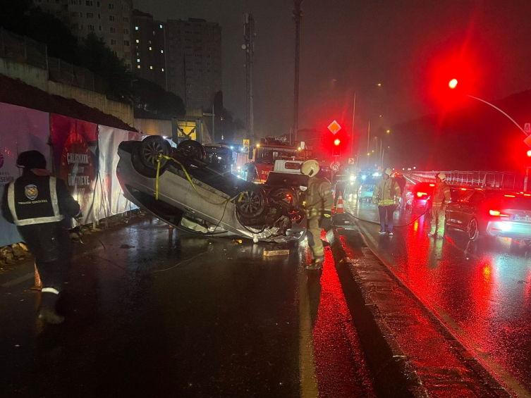 İstanbul Valiliğinden fırtına ve yağış açıklaması: 193 ihbar geldi