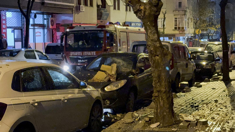 İstanbul’da 6 katlı binanın 2 balkonunda çökme meydana geldi