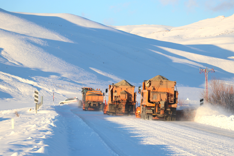 Kar kaplanları kesintisiz ulaşım için gece gündüz çalışıyor