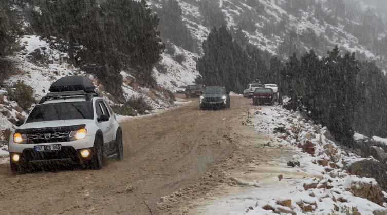 Antalya'nın yüksek kesimlerine kar yağdı