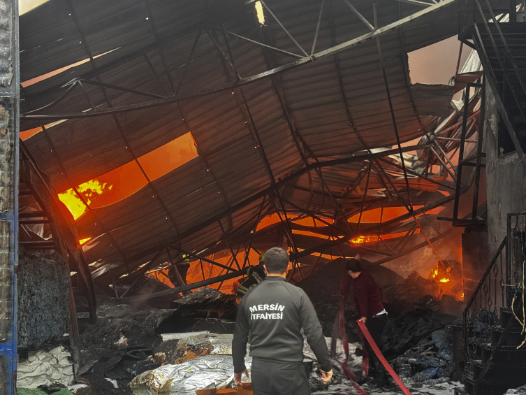 Mersin'de geri dönüşüm fabrikasında yangın