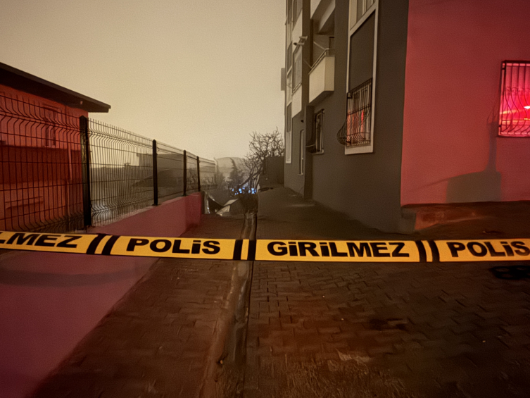 Kahramanmaraş’ta bir binanın istinat duvarı çöktü