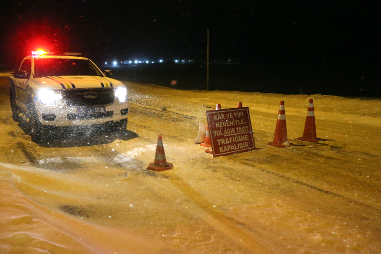 Kars'ta bazı yollar ağır taşıt trafiğine kapatıldı