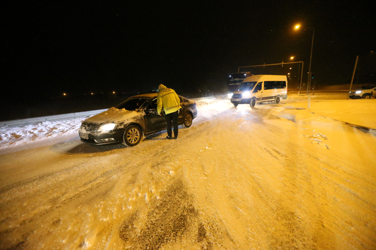 Kars'ta bazı yollar ağır taşıt trafiğine kapatıldı