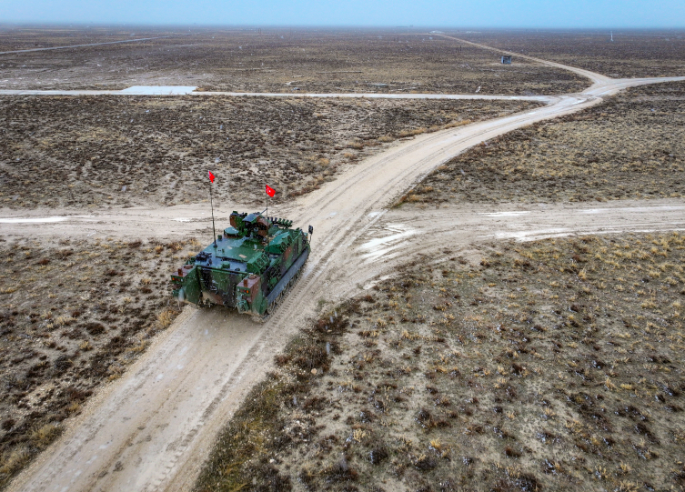 Türkiye’nin ilk elektrikli zırhlı personel taşıyıcısı EZPT görücüye çıktı