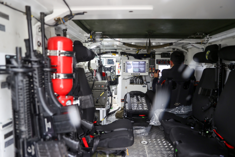 Türkiye'nin ilk elektrikli zırhlı personel taşıyıcısı E-ZPT görücüye çıktı