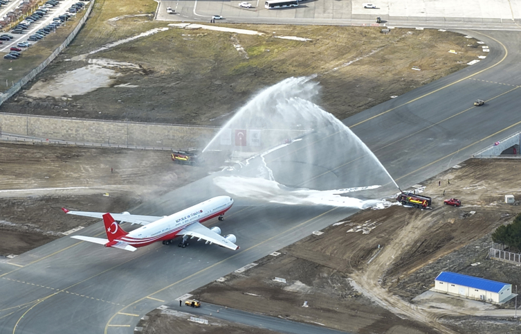 Esenboğa Havalimanı'nda 3. pist ve yeni kule hizmete girdi