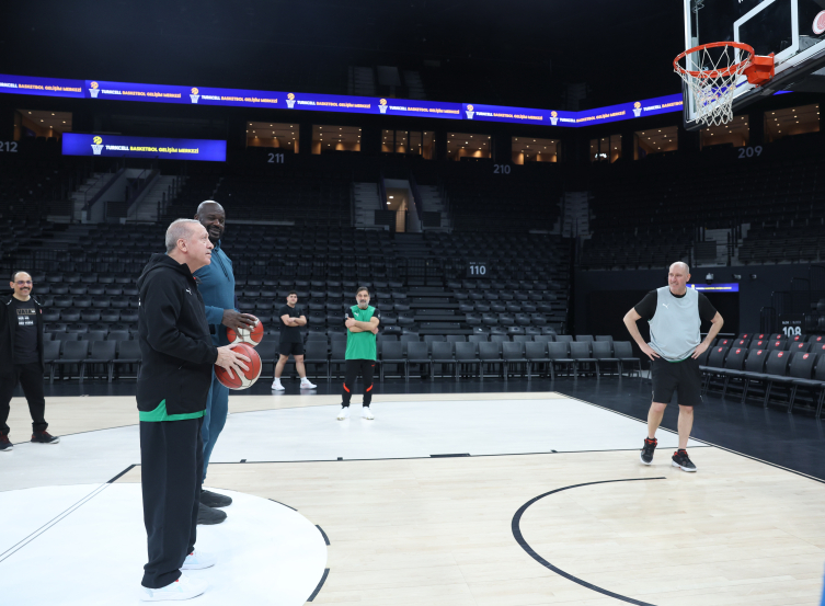 Cumhurbaşkanı Erdoğan, Shaquille O'Neal ile basketbol oynadı