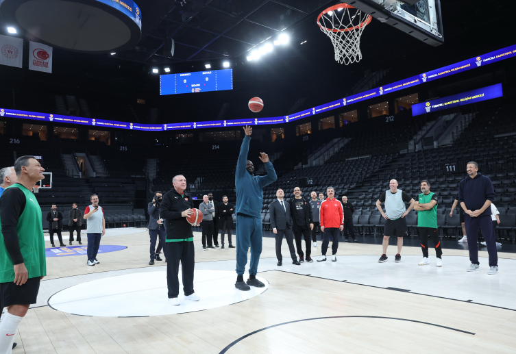 Cumhurbaşkanı Erdoğan, Shaquille O'Neal ile basketbol oynadı